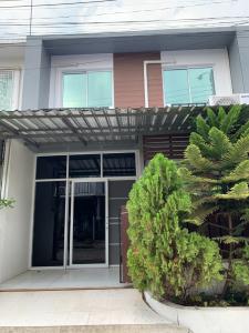 For RentTownhouseSamut Prakan,Samrong : 🏡TOWN HOME FOR RENT>> The Color Premium Bangna km.8>> 2-storey townhouse, size 17.5 sq m., 3 bedrooms, near the expressway (Kanchanaphisek Ring Road). Near Suvarnabhumi Airport, near Mega Bangna #LV-MO754