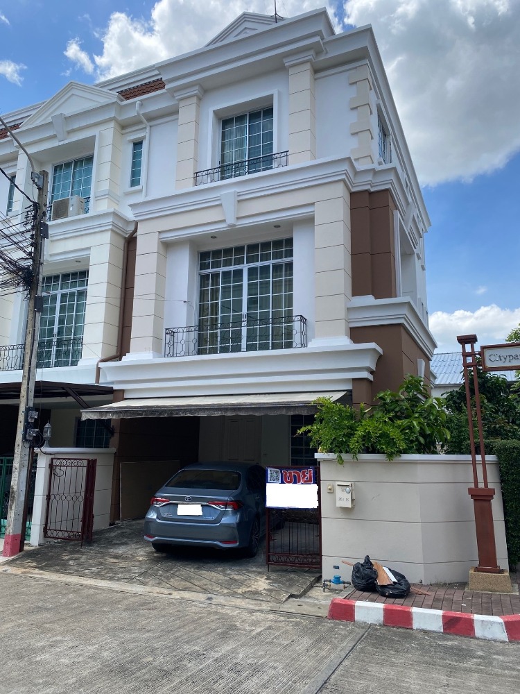 For SaleTownhouseChaengwatana, Muangthong : Urgent! For sale: 3-storey Georgian-style townhouse, corner plot, 34 sq.w., best location in the project, 5 minutes from Kasetsart University.