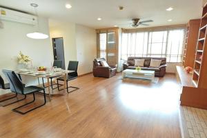 ให้เช่าคอนโดสุขุมวิท อโศก ทองหล่อ : Wide room - Fully furnished - Close to BTS Ekkamai