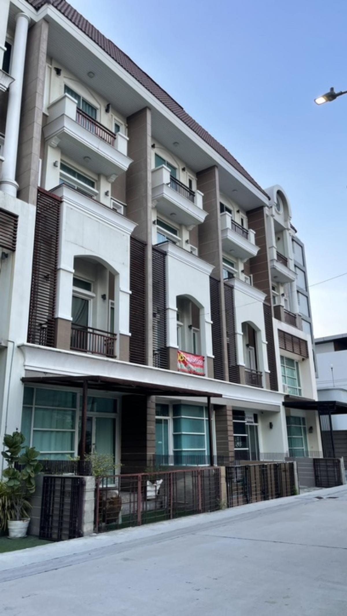 For RentTownhouseKaset Nawamin,Ladplakao : 🏢For rent Home office Premium Place Ramintra-Ekamai Sukonthasawat 38 Praditmanutham Rd. 🛣️Near expressway entrance/exit 200 m. Minimum lease 1 year✅ 40,000/monthSecurity deposit: 2 Advance payment: 1‼️Special 2-year contract, reduced to 38,000/month