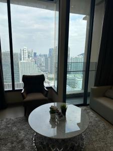 ให้เช่าคอนโดสุขุมวิท อโศก ทองหล่อ : Hot Rental !!  The Esse Asoke 1 Bed 1 bath 45Sqm High floor