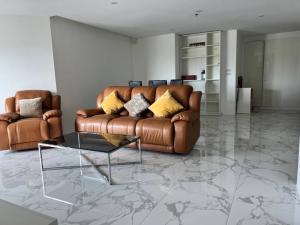 For SaleCondoRama9, Petchburi, RCA : High Floor With 2 Bedrooms!! BTS Rama 9