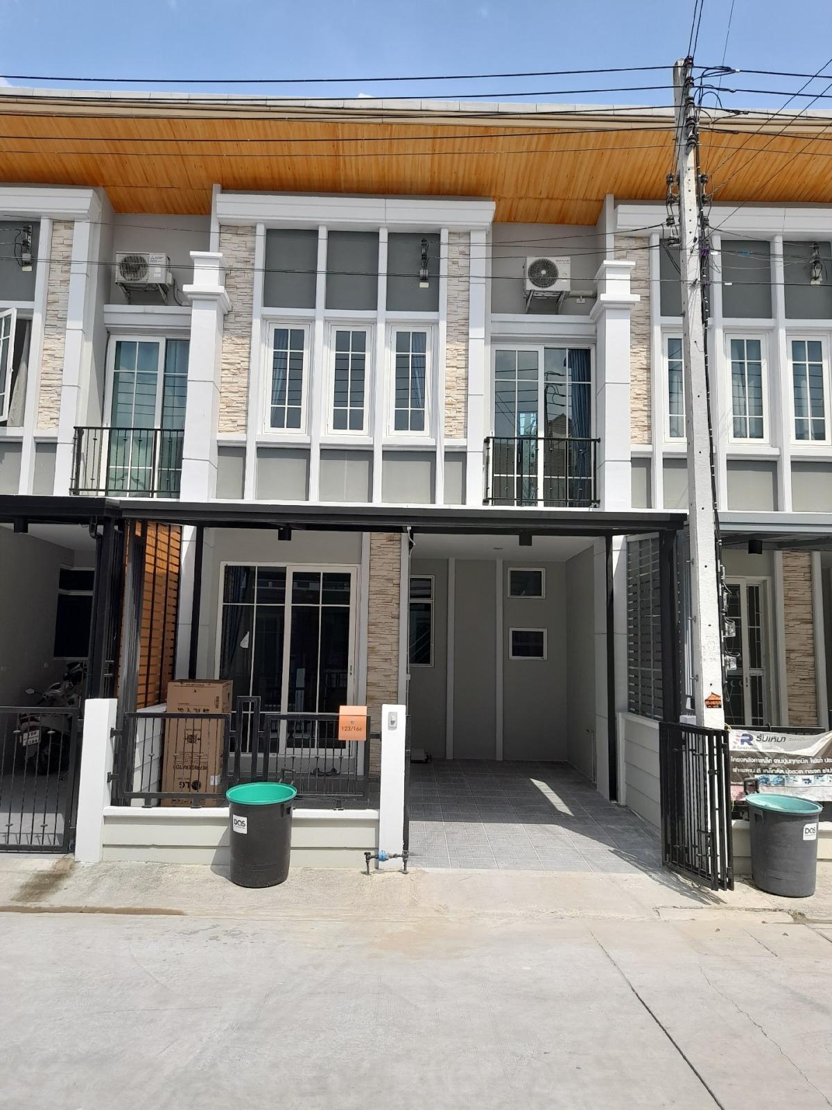 For RentTownhousePathum Thani,Rangsit, Thammasat : Townhouse for rent, 2 floors, Golden Town Village, behind the Royal Mint, near Bangkok University