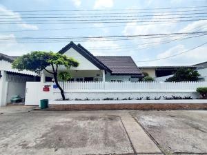 For RentHousePattanakan, Srinakarin : Single-storey detached house, 55 sq wa, beautifully decorated, for rent, Yusabai Village, Krungthep Kreetha 39, for residence only