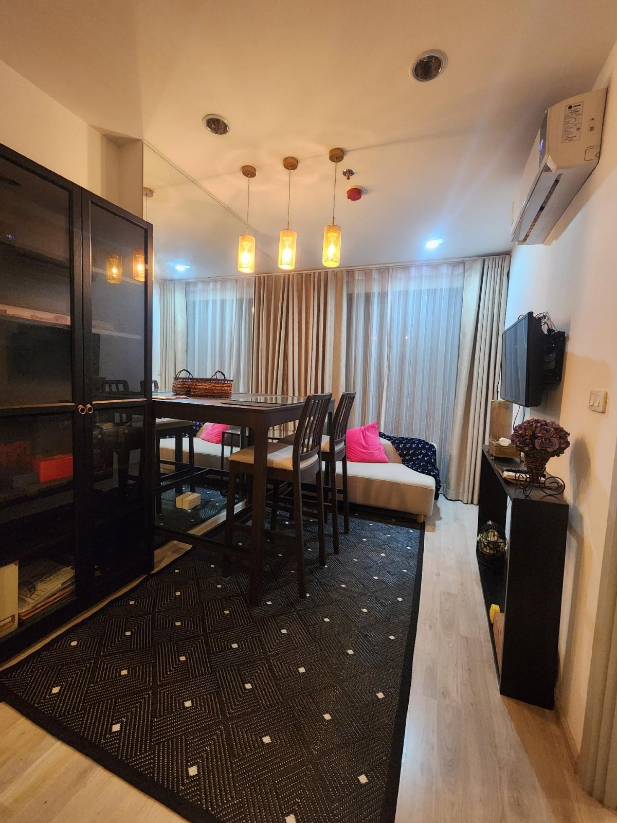 For RentCondoPinklao, Charansanitwong : 1 bedroom, 1 bathroom condo with furniture, 90 meters from MRT Bang Khun Non