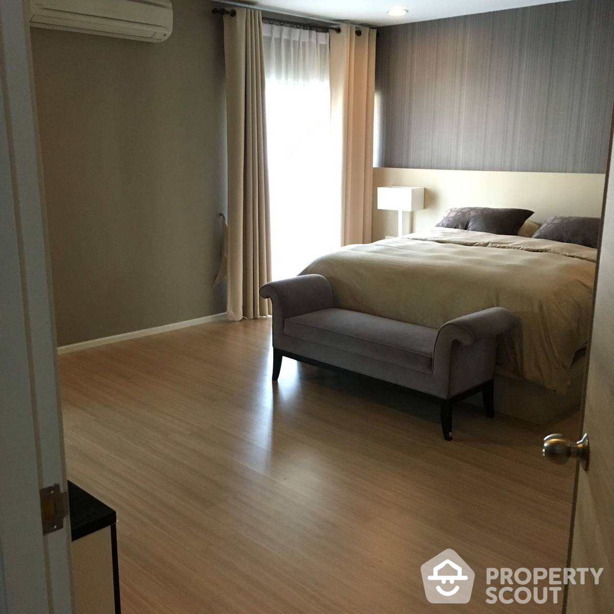 For SaleCondoWitthayu, Chidlom, Langsuan, Ploenchit : 3-BR Condo at Renova Residence Chidlom Condominium near BTS Phloen Chit