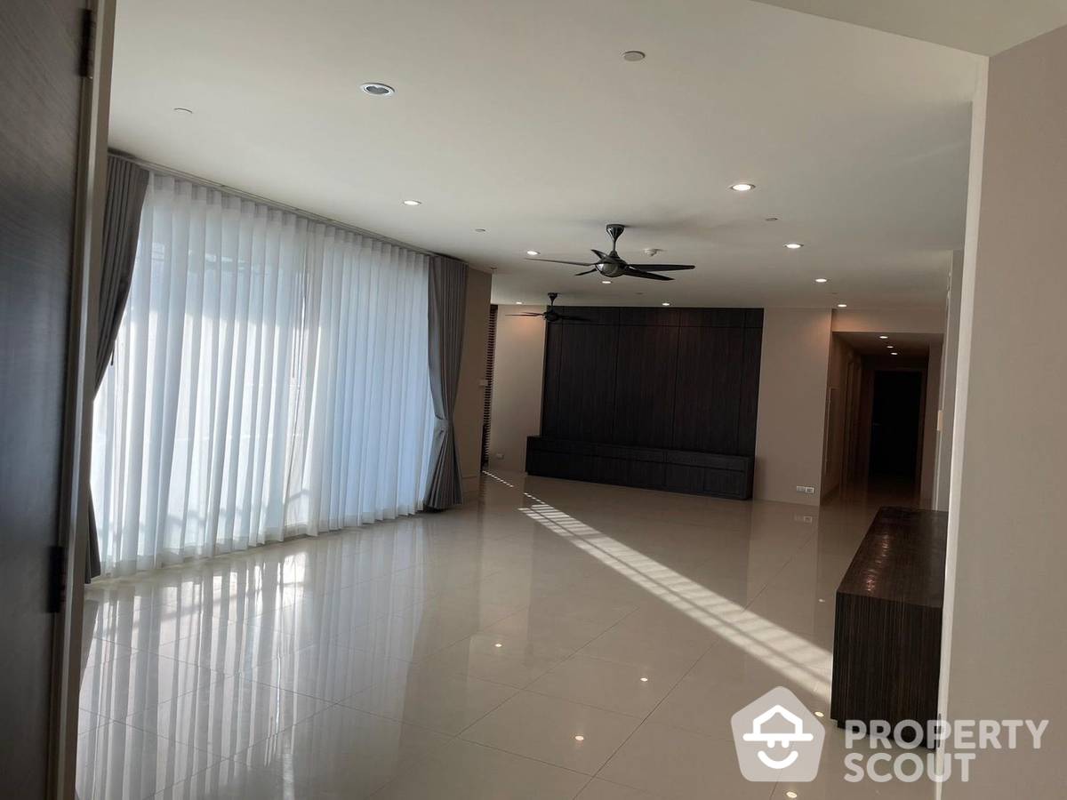 For SaleCondoWongwianyai, Charoennakor : 3-BR Condo at Watermark Chaophraya near BTS Krung Thon Buri