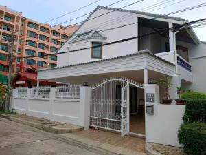 For RentHousePattaya, Bangsaen, Chonburi : House for rent, Jomtien Beach Paradise Village, if interested add Line Wowalan4289