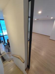 ขายดาวน์คอนโดคลองเตย กล้วยน้ำไท : High floor duplex unit with river view