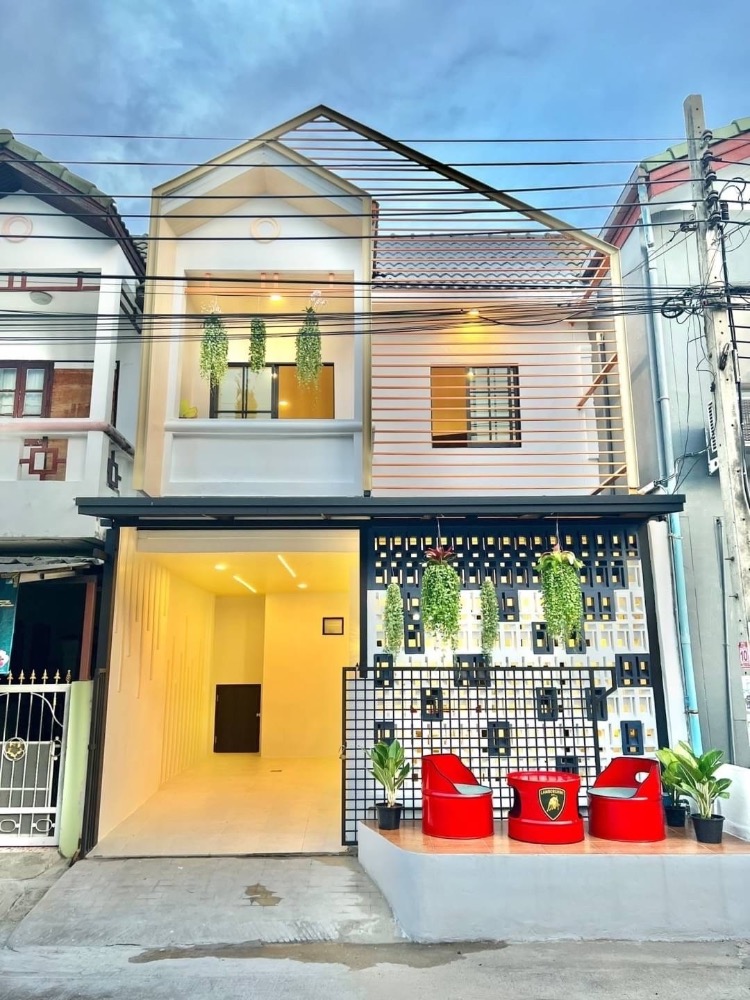 For SaleTownhouseVipawadee, Don Mueang, Lak Si : For sale: Townhome, Amornphan Village, 90 sq m., 17.4 sq wa., beautiful house, good location, renovated, ready to submit to the bank.