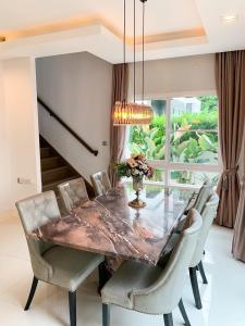 For RentHouseMin Buri, Romklao : 📣🏡⭐️ House for rent, Manthana Srinakarin - Romklao project, beautiful house, ready to move in, plenty of usable space, convenient transportation