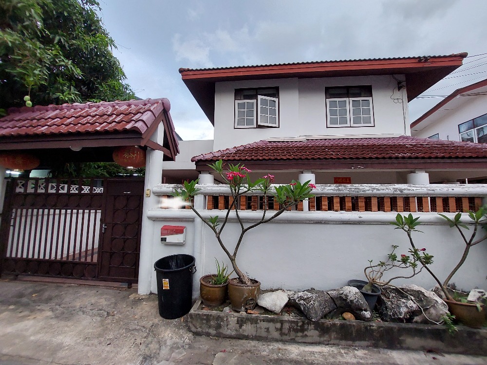 For RentHouseChokchai 4, Ladprao 71, Ladprao 48, : For rent: Single-storey detached house, 60 sq m., located on Lat Phrao 47 Road, near Chok Chai 4 Police Station.