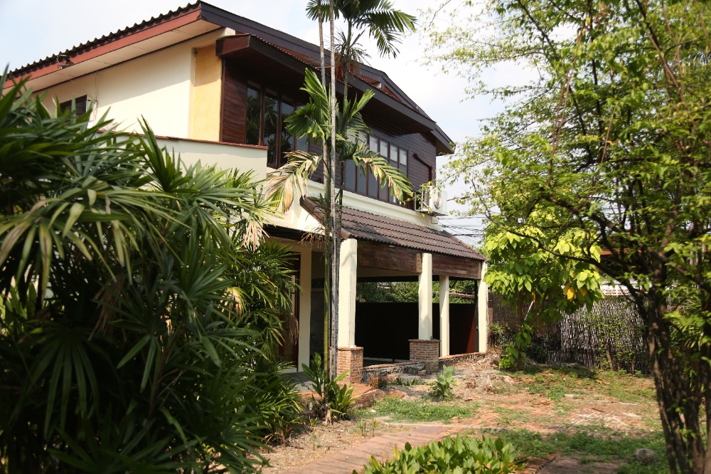 For RentHouseRatchadapisek, Huaikwang, Suttisan : Detached Contemporary Thai Style House for Rent