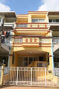 For RentTownhouseOnnut, Udomsuk : Townhouse for rent, 3 floors, Soi On Nut 39, ready to move in. Interested, contact 082-3223695.