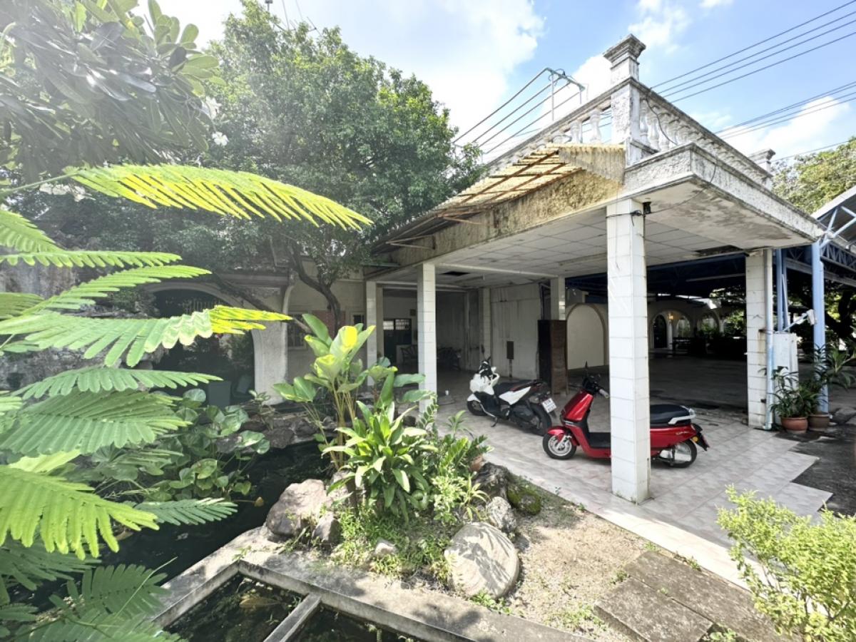 For SaleHousePattanakan, Srinakarin : Investors must not miss 🔥 2-storey detached house located in Soi Phatthanakan 48. It is very suitable for renovation or living.