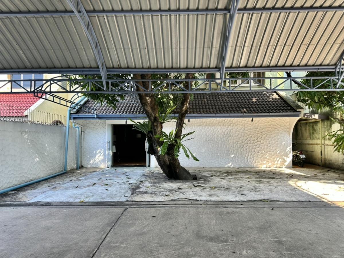 For SaleHousePattanakan, Srinakarin : 2-storey detached house, reasonable price, suitable for investors or people who want a place to live in the city center.