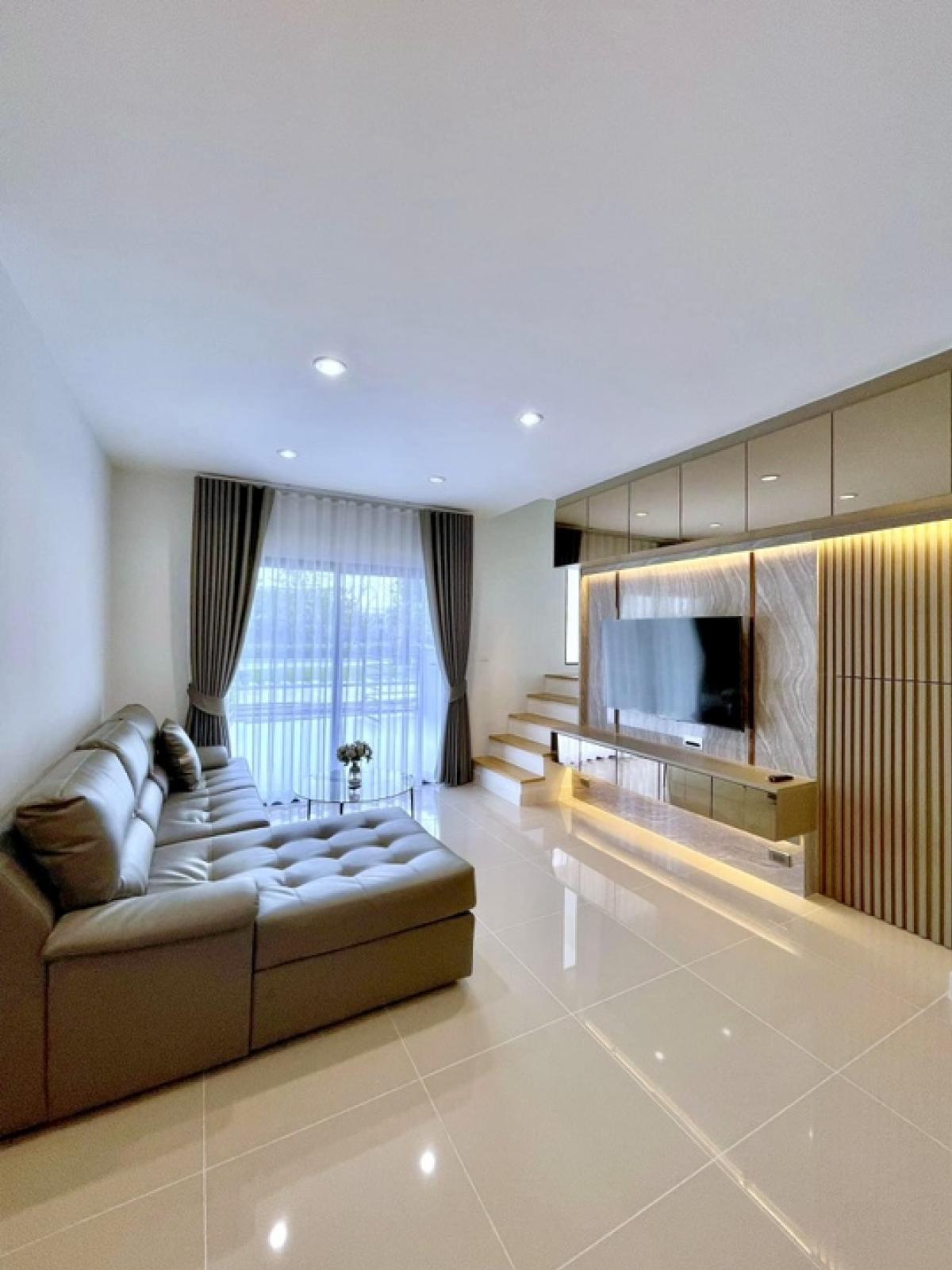 For RentTownhouseBangna, Bearing, Lasalle : 🌟For Rent: Brand New Townhome at Pleno Sukhumvit Bangna 3. This two-story townhome features 3 bedrooms and 3 bathrooms, and is fully furnished and decorated.🔑Rental Fee: 49,000 THB/Month