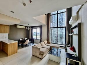 For SaleCondoRama9, Petchburi, RCA : Urgent sale Villa Asoke condominium, duplex room, corner room, beautiful view, size 80 sq m., 1 Bed 2 Bath, can be made into 2 Bedrooms, located on the 21st-22nd floor, near MRT Petchaburi, only 150 meters, near Prasarnmit University, St. Dominic, located