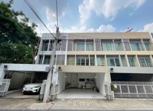 For RentTownhousePattanakan, Srinakarin : For Rent Townhome for rent, 3 floors, luxury project, Noble Cube Village, Phatthanakan / Noble Cube / Beautiful house, fully furnished, fully furnished / air conditioners throughout the house / for living or Home Office (no company registration)