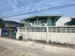 For SaleHouseSapankwai,Jatujak : House for sale with land, Soi Vibhavadi 44, front near Wat Samian Nari BTS station, back near Kasetsart University BTS station.