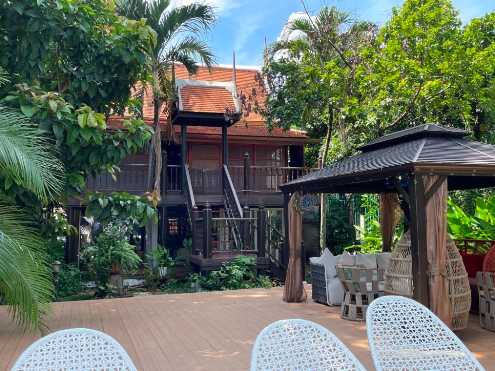 For RentHousePattanakan, Srinakarin : 2 Thai-style houses and a guest house on 1 rai of land with a swimming pool and a beautiful, shady garden, Phatthanakan-On Nut, 10 minutes from Thonglor or Ekkamai.