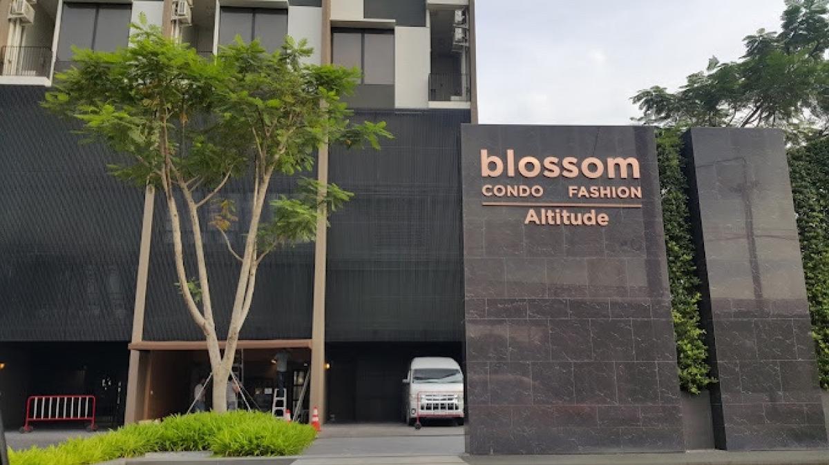 For RentCondoNawamin, Ramindra : Condo for rent: Blossom Condo @ Fashion, beautiful room, fully furnished, ready to move in, convenient transportation, near BTS, owner of the room is renting it himself, interested, contact Line: aumaimloveyou