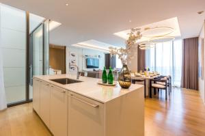 For RentCondoWitthayu, Chidlom, Langsuan, Ploenchit : Baan Sindhorn, a new luxury residence in the heart of the city, prime location, convenient transportation, near leading shopping malls