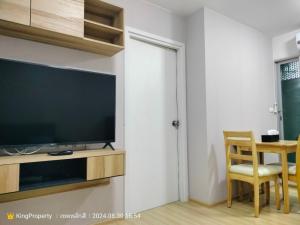 For SaleCondoChaengwatana, Muangthong : Urgent (for sale) Corner room, fully furnished, very nice to live in, near the condos common area, price only 1.59 million baht!!