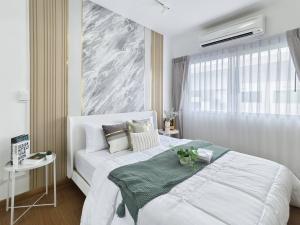 For SaleCondoOnnut, Udomsuk : 🏬🚅Near the BTS, two lines, salary 18,000, can easily get a loan. A space sukhumvit 77. Newly decorated condo with new furniture throughout the room, size 35 sq m, beautiful view, quiet.