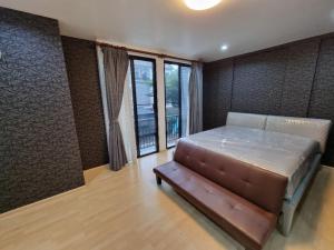 For RentTownhouseOnnut, Udomsuk : For rent, special price 34,000 baht, townhouse, 3 bedrooms, 3 bathrooms, 1 common room, 1 kitchen, fully furnished