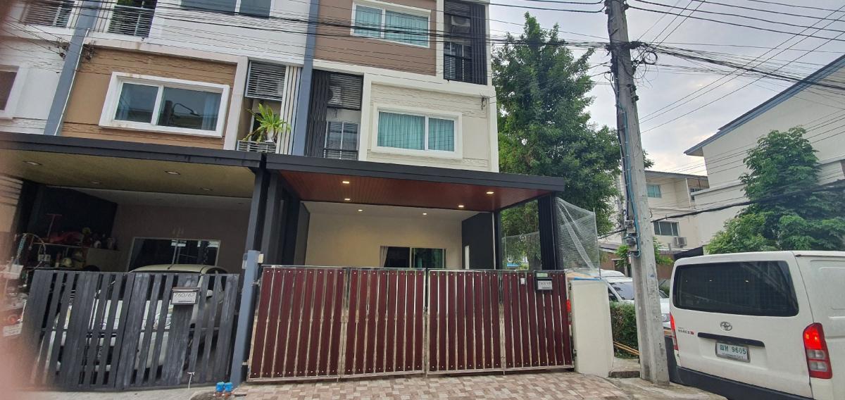 For RentTownhousePattanakan, Srinakarin : For rent; 3-storey conner townhome , Villette City Pattanakarn 38, fully furnished, near the Clubhouse, 3 bedrooms, 3 bathrooms, 1 living rooms, 2 parking spaces, 1penthouse on 3th FL.