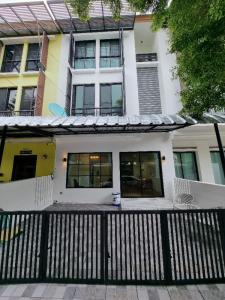 For RentTownhouseOnnut, Udomsuk : Townhouse for rent, Ariya Mandarina, Sukhumvit 77, near BTS Srinakarin, only 3 minutes, fully furnished, electrical appliances, as shown in the picture, contact us quickly.