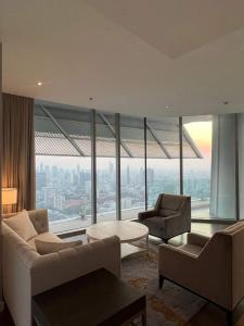 For RentCondoWitthayu, Chidlom, Langsuan, Ploenchit : High-Rise Luxury Condominium with 4 Bedrooms near BTS Chidlom