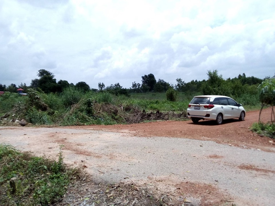 For SaleLandChachoengsao : Sold at 1-5 rai, near EEC, near 304 Industrial Estate, Khao Hin Son Park, 13 kilometers, near Rojana Prachinburi, 5 kilometers, pay installments for 1-2 years, next to the road, cheap price 360,000 per rai