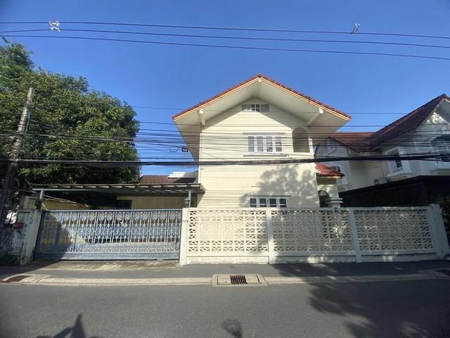 For RentHouseChokchai 4, Ladprao 71, Ladprao 48, : 2-storey detached house for rent in Lat Phrao area, Phawana, 4 bedrooms, Lat Phrao 42, near the main road, near MRT Phawana, 100 meters into the alley, empty house, no air conditioner