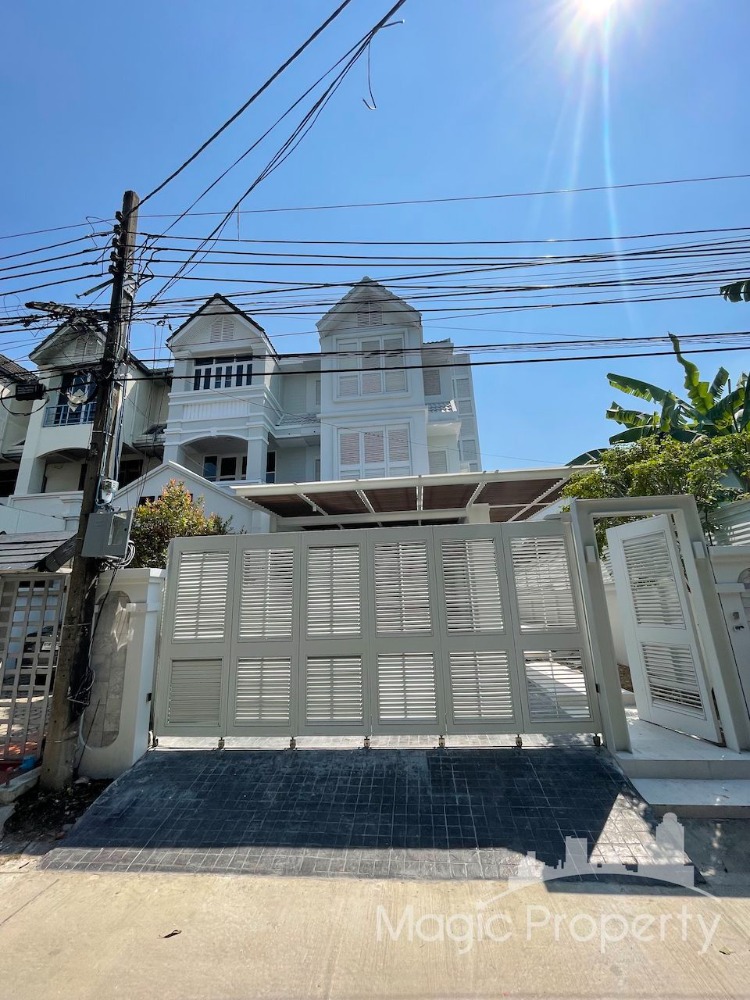 For SaleTownhouseSukhumvit, Asoke, Thonglor : 4 Bedrooms Townhouse with Lift for Sale in Ekkamai 10, Watthana, BKK