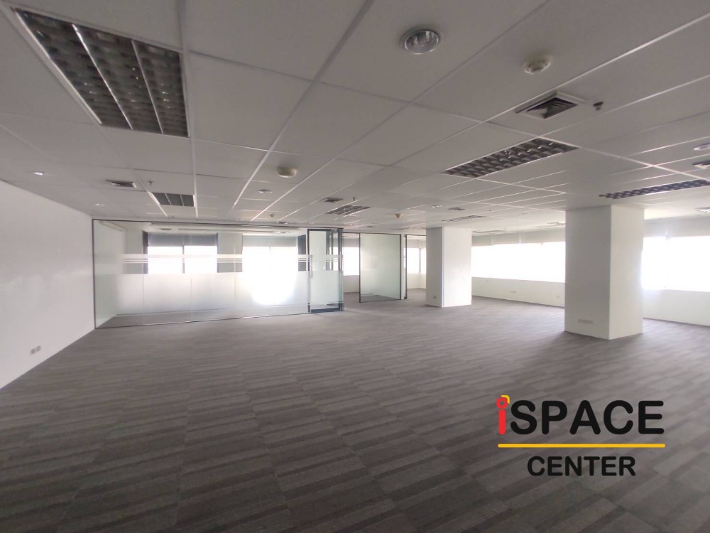 For RentOfficeWongwianyai, Charoennakor : Office for rent, near BTS Krung Thonburi and Wong Wian Yai Station, approximately 250 meters, well decorated.  ready to work