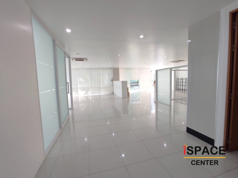 For RentOfficeWongwianyai, Charoennakor : Office for rent near ICON SIAM BTS Charoen Nakhon, only 300 meters, well decorated. Ready to work, available in sizes 80, 100 and 256 sq m.