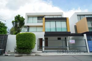 For SaleTownhouseYothinpattana,CDC : New luxury house for sale, 15 Gates project, next to CDC, size 3 floors, 63 sq. wa, 4 bedrooms, 5 bathrooms, the house has never been in