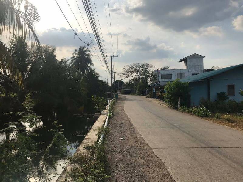 For SaleLandMahachai Samut Sakhon : Land for sale Krathumbaen Near Central Mahachai, area 2-3-0 rai or 1,100 sq m, price 17,181/ sq m.