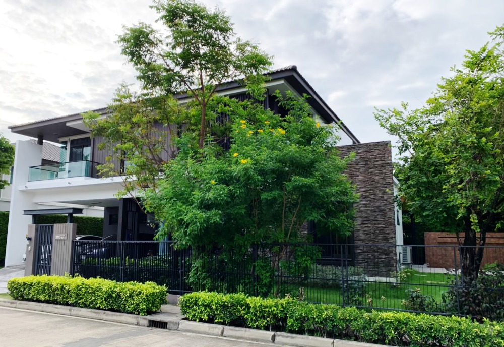 For SaleHouseBang kae, Phetkasem : House for sale, Manthana Kanlapaphruek, Outer Ring Road, Bang Khae, 102 sq.wa. The project is on the main road, behind the corner in front of the project, very beautiful location, new condition, ready to be decorated.