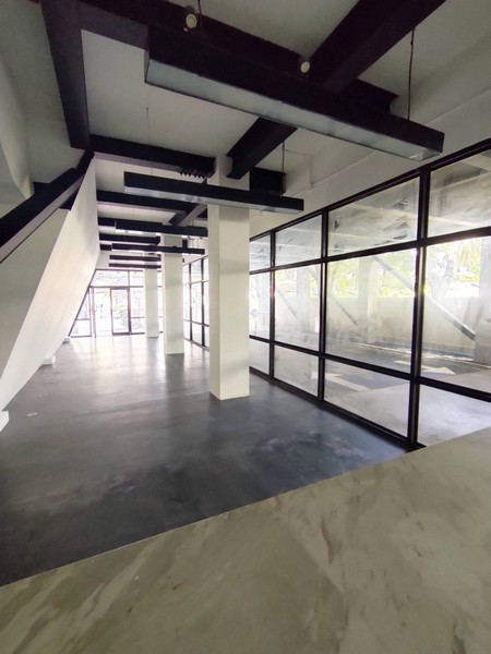 For RentShophouseRama9, Petchburi, RCA : Space for rent, 1st floor, 100 sq m, Phetchaburi-Asoke area, next to the main road, suitable for a clinic, spa, transportation, cafe, near MRT Phetchaburi, Singha Complex, Srinakharinwirot University, ARL Makkasan, near Asoke-Phetchaburi intersection.