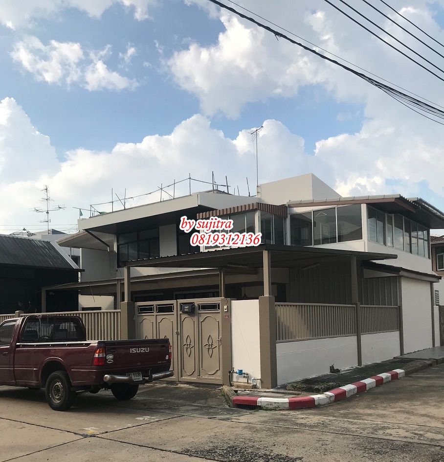 For RentHousePattanakan, Srinakarin : 2-storey detached house, 100 sq m., renovated throughout, corner house, located on Phatthanakan Road.