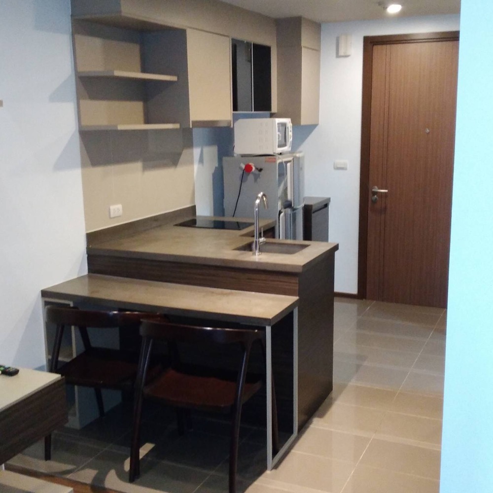 For RentCondoSapankwai,Jatujak : Best price in the Onyx By Sansiri building, high floor room, good view, not blocked, good location, near Big C and BTS Saphan Khwai. But the rent is only 18,000.