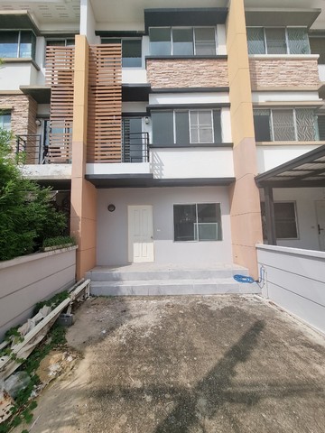 For SaleTownhouseSamut Prakan,Samrong : Sell ​​Town Plus Suvarnabhumi, King Kaew 37/4, empty house, located near the garden.