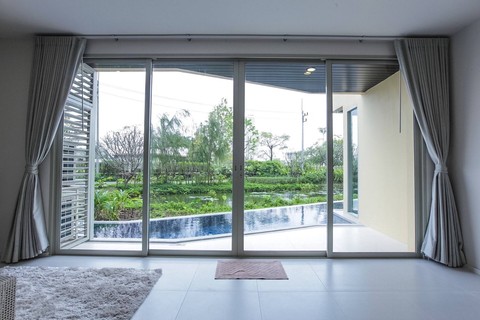 For SaleCondoCha-am Phetchaburi : 2 bed 94 sqm pool access, beachfront, owner sell by Line 321property