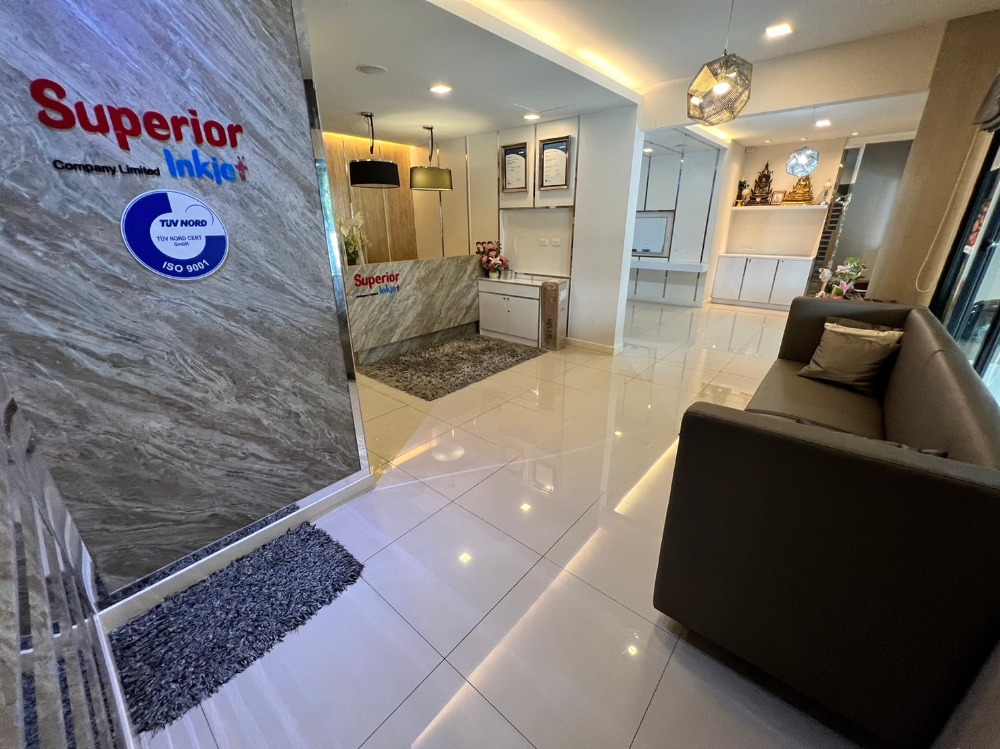 For RentTownhouseChaengwatana, Muangthong : Townhome 2 rooms connected together can be used as an office 6 bedrooms, 4 bathrooms, with 8 air conditioners