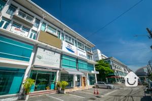 For SaleShophouseOnnut, Udomsuk : Commercial building for sale, 4-storey home office, H.Cape project (H Cape), Sukhapiban 2 Road - On Nut, price 11 million baht.