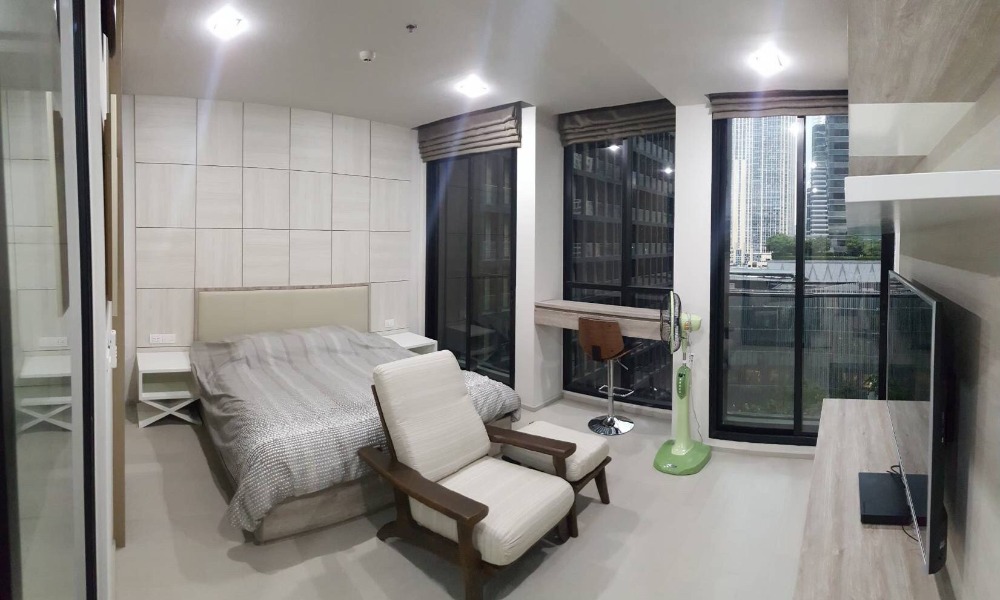 For RentCondoWitthayu, Chidlom, Langsuan, Ploenchit : Noble Ploenchit for rent, 1 bedroom, 52 sq m, 8th floor, Building B, ready to be near BTS. Ploenchit, convenient travel