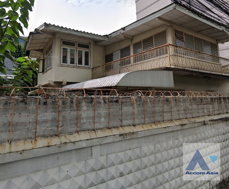 ให้เช่าบ้านนานา : 4 Bedrooms House for Rent in Sukhumvit, Bangkok near BTS Nana (AA36161)